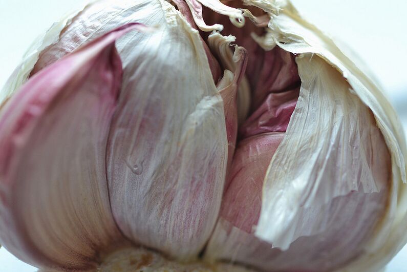 Cleanse the body from toxins and parasites using garlic