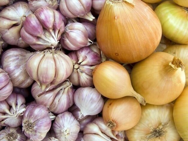 Fresh shallots and garlic to get rid of worms